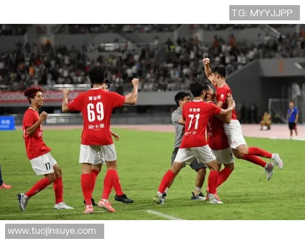 钢齿足球球星奋勇拼搏展现力量激情点燃绿茵赛场梦想